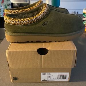 New - never worn Women’s size 6 Tasman Uggs